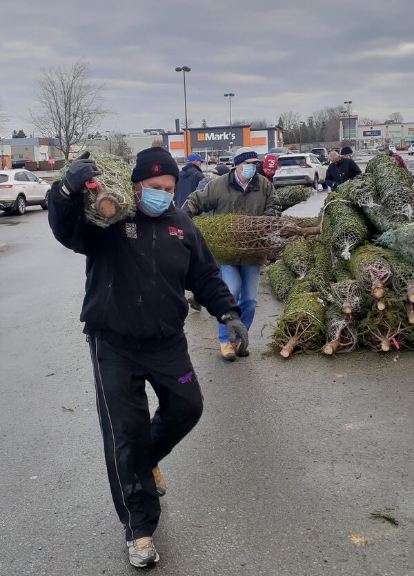 COVID-19 can’t stop service club’s annual tree sale