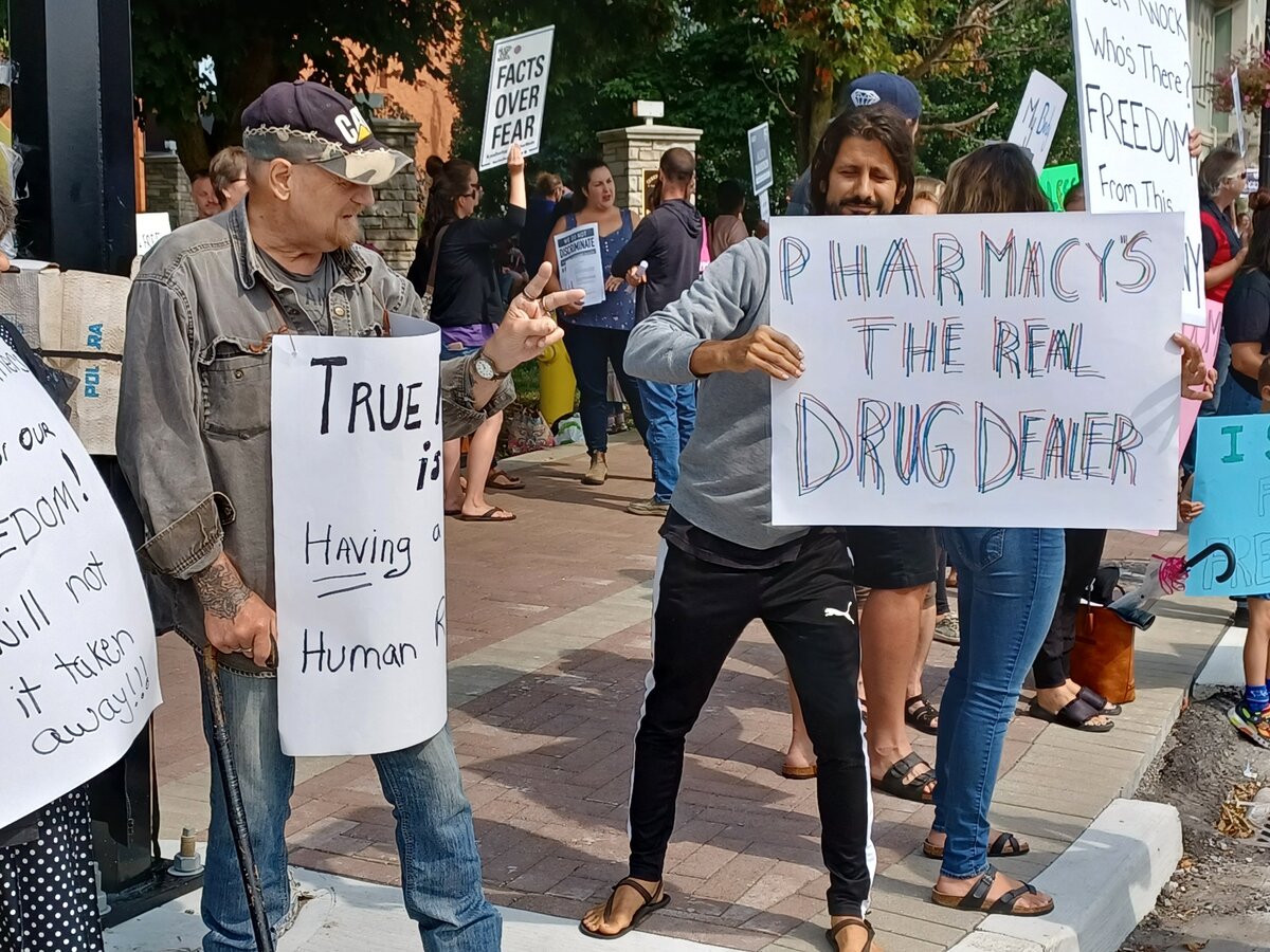 Rally against lockdowns, vaccine laws, draws large crowd in downtown Lindsay