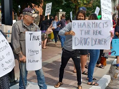 Rally against lockdowns, vaccine laws, draws large crowd in downtown Lindsay