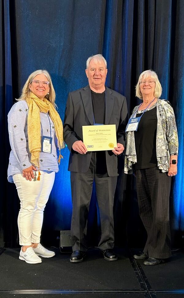 Community Care Hospice volunteer receives provincial Outstanding Volunteer Award