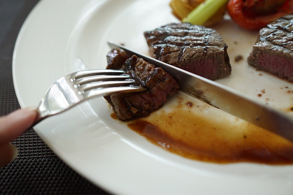 Hobart’s Steakhouse partners with Food Source for dinner event